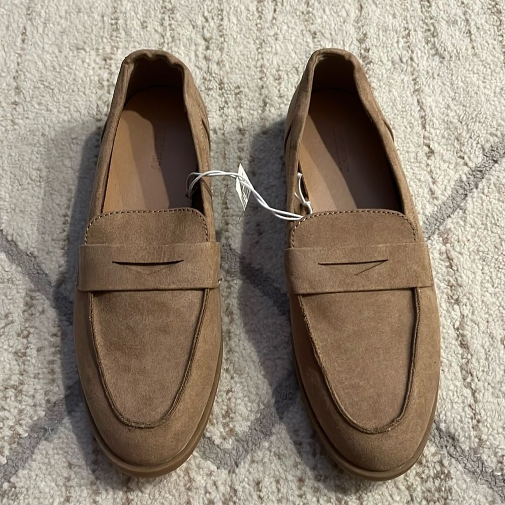 Old Navy NWT Cream Tan Loafers size 9